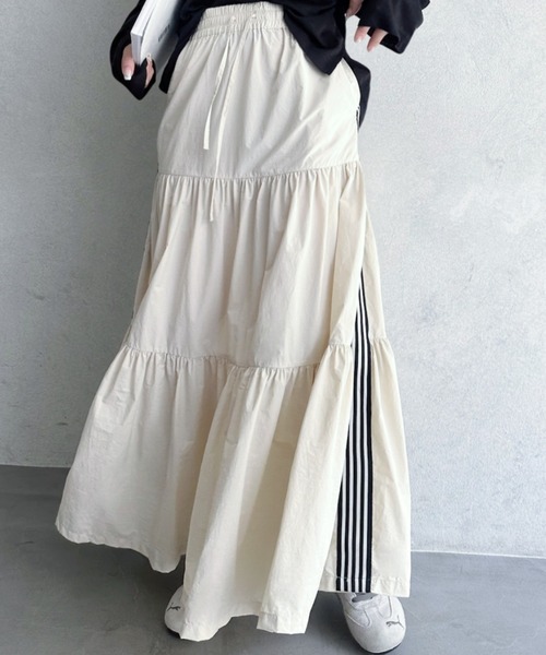 umune(ウムネ)の「ティアードスカート ロング マキシ丈 サイドライン 配色 切り替え ボリューム フリル ストリート スポーティー 秋 冬(スカート・レディース・アイボリー/レンガ/ネイビー・FREE)」の4枚目の写真