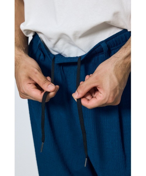 AZUL by moussy(アズールバイマウジー)の「【セットアップ対応】楊柳リラックスパンツ(スラックス・メンズ・ブラック/ブルー/グレー・LARGE/MEDIUM)」の12枚目の写真