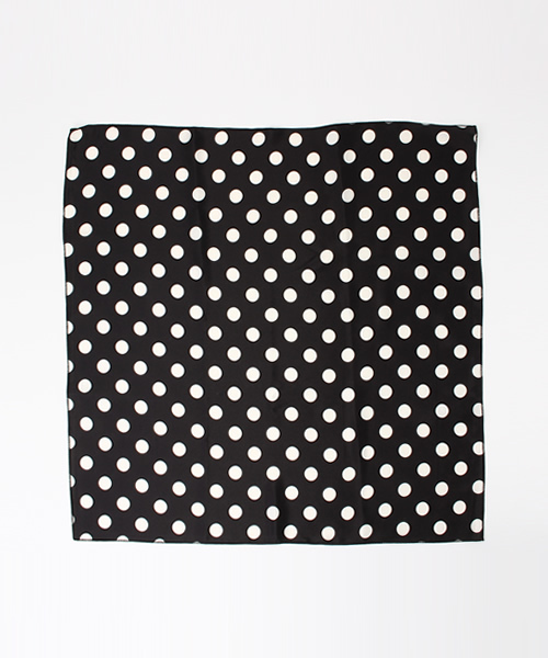 Chico（チコ）の「ドットスカーフ（バンダナ/スカーフ・レディース・ベージュ/ブラック/ネイビー・FREE）」の2枚目の写真