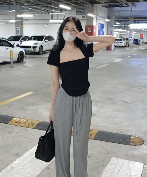 semuse(セミューズ)の「デコルテ映えスクエアネックTシャツ(Tシャツ/カットソー・レディース・ベージュ/ブラック/ホワイト・FREE)」の17枚目の写真