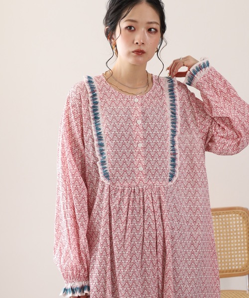 KILKI（キルキー）の「kilki 　フリル付きビブフロントワンピース　ソーダ 長袖（ワンピース・レディース・ネイビー系/ホワイト系その他・FREE）」の2枚目の写真