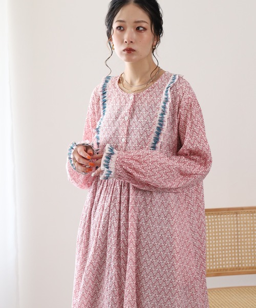 KILKI（キルキー）の「kilki 　フリル付きビブフロントワンピース　ソーダ 長袖（ワンピース・レディース・ネイビー系/ホワイト系その他・FREE）」の4枚目の写真