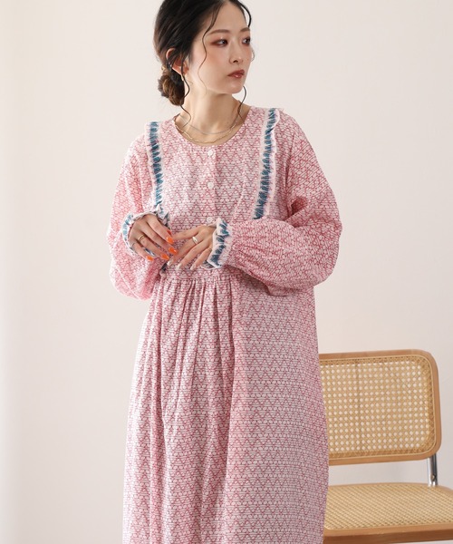 KILKI（キルキー）の「kilki 　フリル付きビブフロントワンピース　ソーダ 長袖（ワンピース・レディース・ネイビー系/ホワイト系その他・FREE）」の3枚目の写真