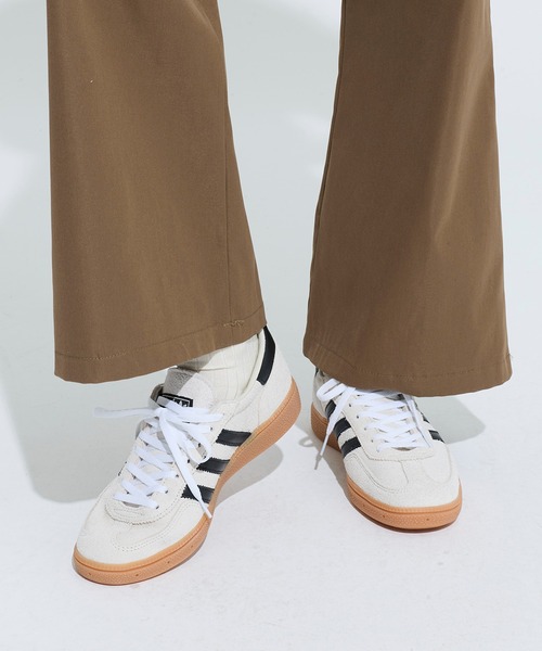 adidas（アディダス）の「ハンドボール スペツィアル / Handball Spezial / アディダスオリジナルス adidas Originals（スニーカー・レディース・ベージュ・22.0cm/22.5cm/23.0cm/23.5cm/24.0cm/24.5cm/25.0cm/25.5cm/26.0cm/26.5cm/27.0cm/27.5cm/28.0cm/28.5cm/29.0cm/29.5cm/30.0cm/31cm）」の2枚目の写真