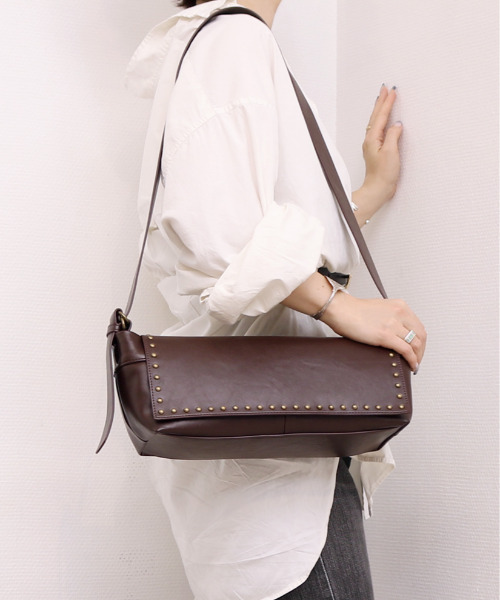 cache cache(カシュ カシュ)の「カシュカシュ cachecache / 横長フラップショルダースタッズ使いバッグ(ショルダーバッグ・レディース・ブラック/チョコ・FREE)」の1枚目の写真