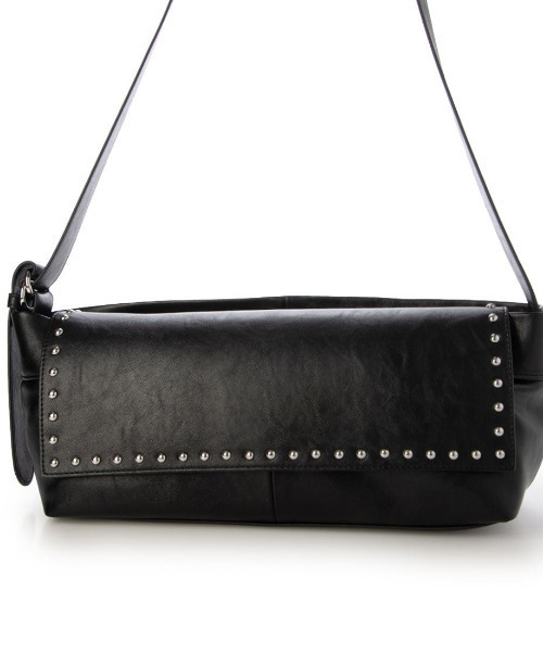 cache cache(カシュ カシュ)の「カシュカシュ cachecache / 横長フラップショルダースタッズ使いバッグ(ショルダーバッグ・レディース・ブラック/チョコ・FREE)」の2枚目の写真