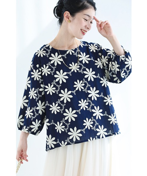 cawaii(カワイイ)の「(紺)繋がり合う白花刺繍ブラウストップス(シャツ/ブラウス・レディース・ネイビー・FREE)」の1枚目の写真