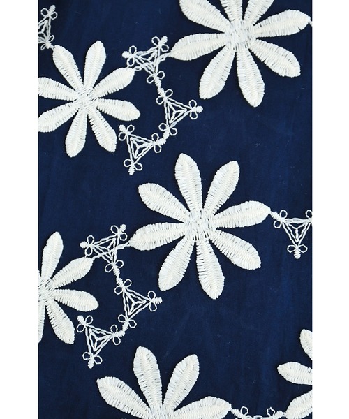 cawaii(カワイイ)の「(紺)繋がり合う白花刺繍ブラウストップス(シャツ/ブラウス・レディース・ネイビー・FREE)」の2枚目の写真