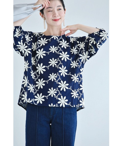 cawaii(カワイイ)の「(紺)繋がり合う白花刺繍ブラウストップス(シャツ/ブラウス・レディース・ネイビー・FREE)」の3枚目の写真