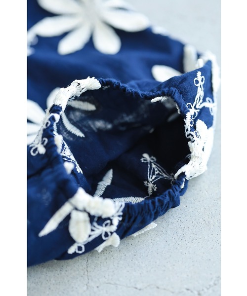 cawaii(カワイイ)の「(紺)繋がり合う白花刺繍ブラウストップス(シャツ/ブラウス・レディース・ネイビー・FREE)」の4枚目の写真