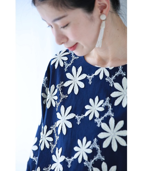 cawaii(カワイイ)の「(紺)繋がり合う白花刺繍ブラウストップス(シャツ/ブラウス・レディース・ネイビー・FREE)」の6枚目の写真