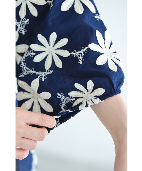 cawaii(カワイイ)の「(紺)繋がり合う白花刺繍ブラウストップス(シャツ/ブラウス・レディース・ネイビー・FREE)」の11枚目の写真