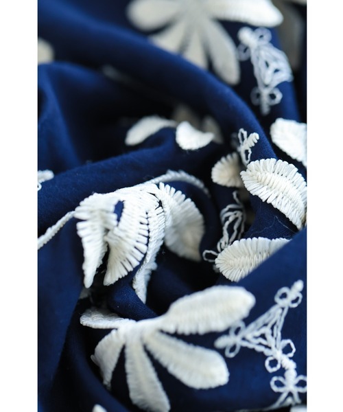 cawaii(カワイイ)の「(紺)繋がり合う白花刺繍ブラウストップス(シャツ/ブラウス・レディース・ネイビー・FREE)」の14枚目の写真