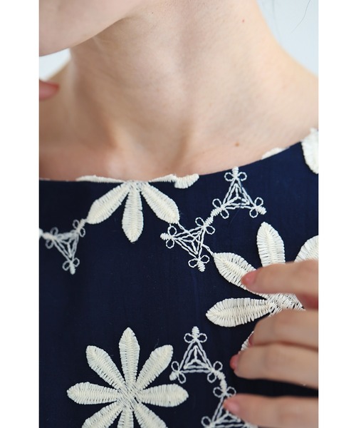 cawaii(カワイイ)の「(紺)繋がり合う白花刺繍ブラウストップス(シャツ/ブラウス・レディース・ネイビー・FREE)」の15枚目の写真