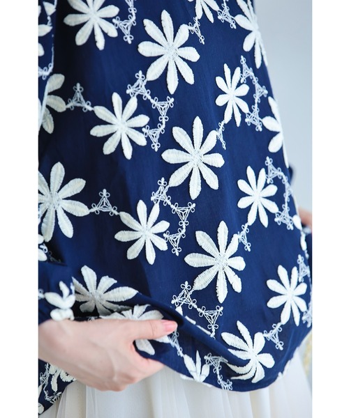 cawaii(カワイイ)の「(紺)繋がり合う白花刺繍ブラウストップス(シャツ/ブラウス・レディース・ネイビー・FREE)」の17枚目の写真