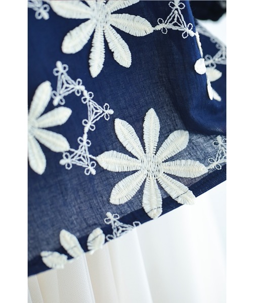 cawaii(カワイイ)の「(紺)繋がり合う白花刺繍ブラウストップス(シャツ/ブラウス・レディース・ネイビー・FREE)」の20枚目の写真