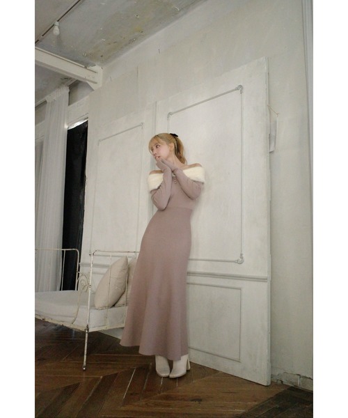 MISTREASS(ミストレアス)の「Shaggy Collar Off Shoulder Knit Dress(ワンピース・レディース・ベージュ・FREE)」の3枚目の写真