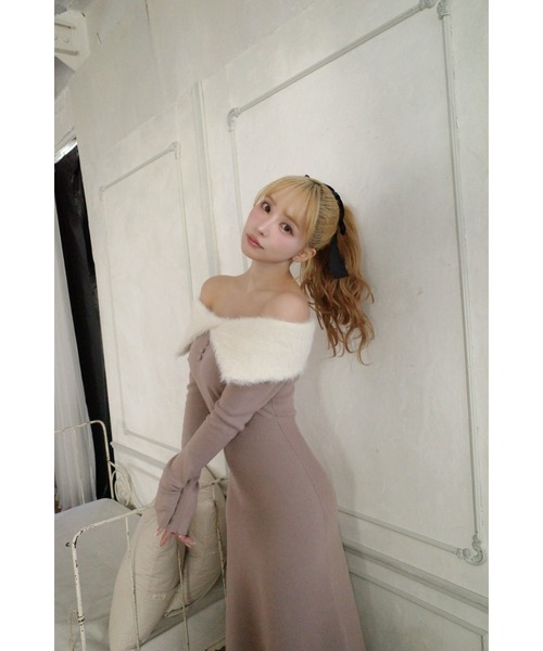 MISTREASS(ミストレアス)の「Shaggy Collar Off Shoulder Knit Dress(ワンピース・レディース・ベージュ・FREE)」の4枚目の写真