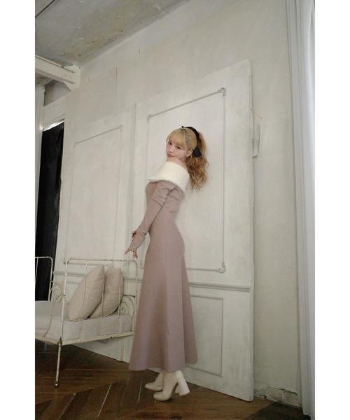 MISTREASS(ミストレアス)の「Shaggy Collar Off Shoulder Knit Dress(ワンピース・レディース・ベージュ・FREE)」の5枚目の写真