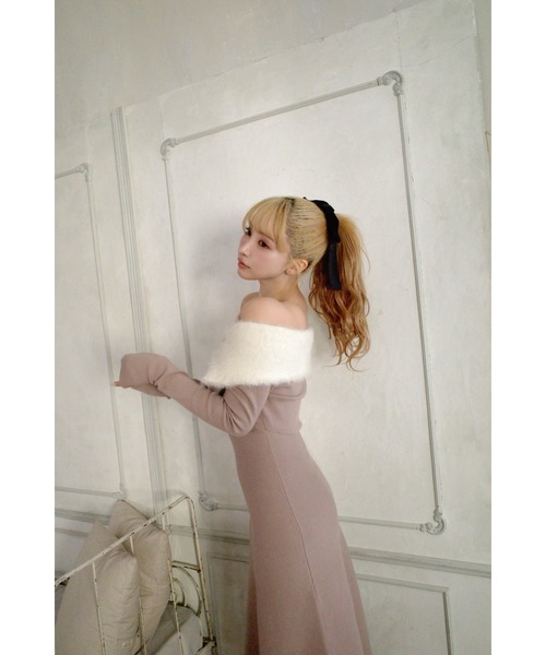 MISTREASS(ミストレアス)の「Shaggy Collar Off Shoulder Knit Dress(ワンピース・レディース・ベージュ・FREE)」の7枚目の写真