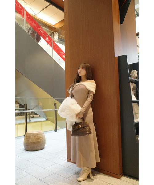 MISTREASS(ミストレアス)の「Shaggy Collar Off Shoulder Knit Dress(ワンピース・レディース・ベージュ・FREE)」の12枚目の写真