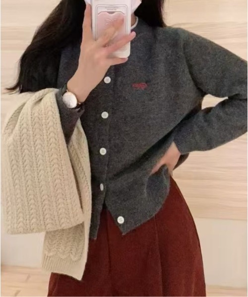 &soiree(アンドソワレ)の「リボン刺繍ラグランクルーネックニットカーディガン(カーディガン/ボレロ・レディース・ホワイト/グレー/グリーン/ブルー/イエロー/ピンク/レッド・FREE)」の2枚目の写真