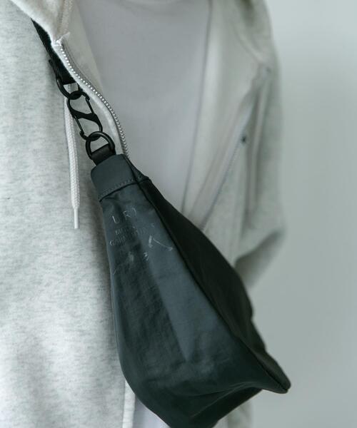 URBAN RESEARCH DOORS(アーバンリサーチドアーズ)の「撥水COMPACT SHOULDER(ショルダーバッグ・メンズ・ベージュ/ブラック/ダークグレー・-)」の14枚目の写真