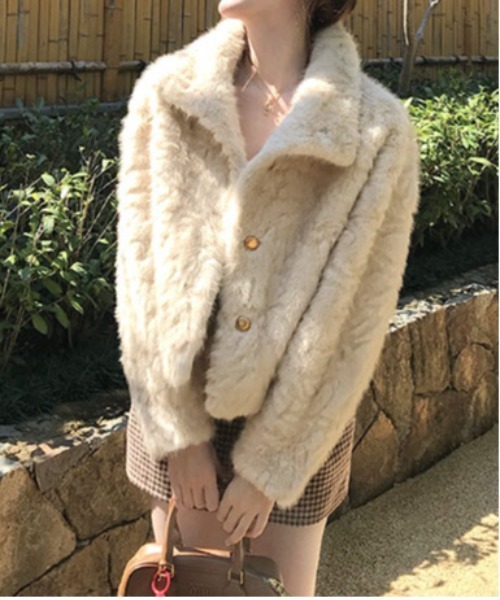 &soiree(アンドソワレ)の「ワイドカラーフェイクファーショートジャケット(その他アウター・レディース・ベージュ/オフホワイト/ピンク・SMALL/MEDIUM/LARGE)」の9枚目の写真