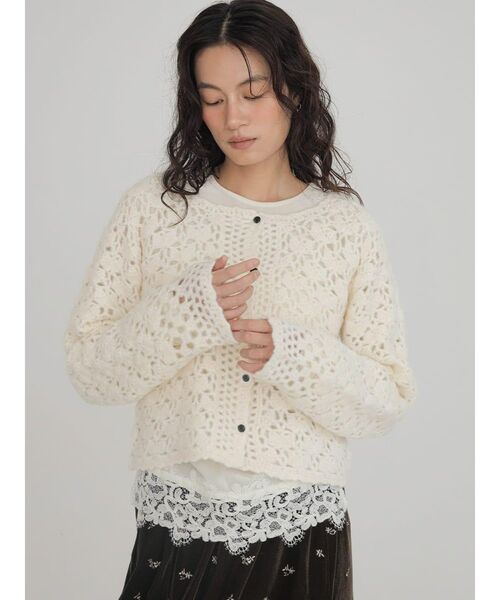 FIKA.(フィーカ)の「Fluffy crochet knit cardigan(カーディガン/ボレロ・レディース・オフホワイト/ブラック・MEDIUM)」の1枚目の写真