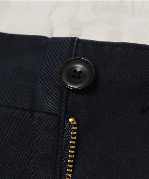 quadro（クオドロ）の「カヤヌコットンチノテーパードパンツ（チノパンツ・メンズ・ベージュ/ネイビー・SMALL/LARGE/MEDIUM）」の9枚目の写真