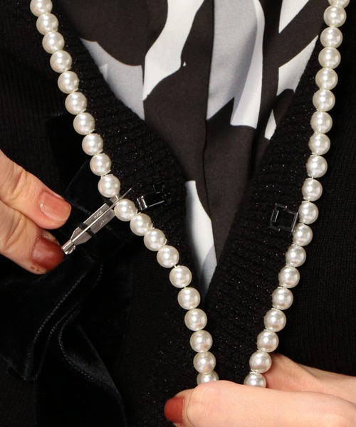 NARACAMICIE（ナラカミーチェ）の「リボンブローチ付フェイクパールショートボレロカーディガン（カーディガン/ボレロ・レディース・ブラック/ベージュ・MEDIUM/LARGE）」の9枚目の写真
