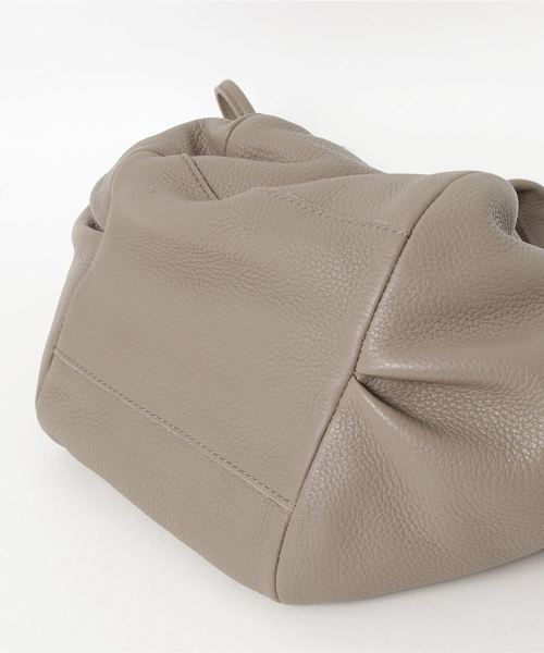 Beau're（ヴュレ）の「【Beaure】巾着レザーバッグ（ショルダーバッグ・レディース・ブラック/グレー・フリー）」の4枚目の写真