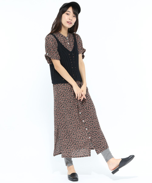 LAKOLE(ラコレ)の「フロントボタンフローラルワンピース / LAKOLE(ワンピース・レディース・ボルドー/ブラック・SMALL/MEDIUM)」の2枚目の写真