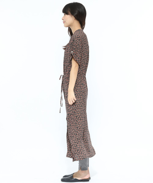 LAKOLE(ラコレ)の「フロントボタンフローラルワンピース / LAKOLE(ワンピース・レディース・ボルドー/ブラック・SMALL/MEDIUM)」の6枚目の写真