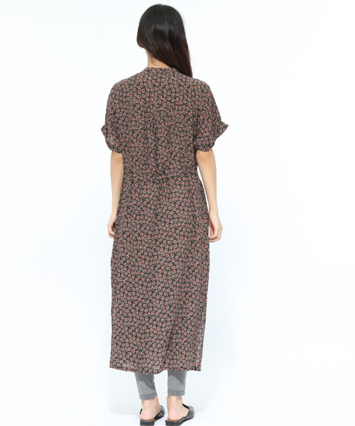 LAKOLE(ラコレ)の「フロントボタンフローラルワンピース / LAKOLE(ワンピース・レディース・ボルドー/ブラック・SMALL/MEDIUM)」の7枚目の写真