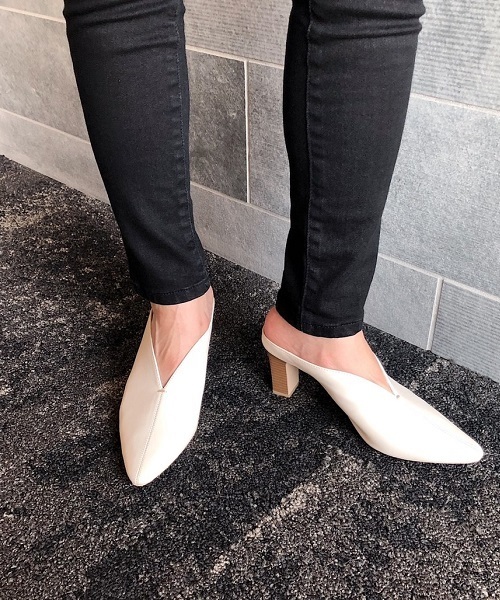 PAGEBOY(ページボーイ)の「Vカットパンプス(パンプス・レディース・ブラック/パープル/ホワイト・SMALL/MEDIUM/LARGE)」の2枚目の写真