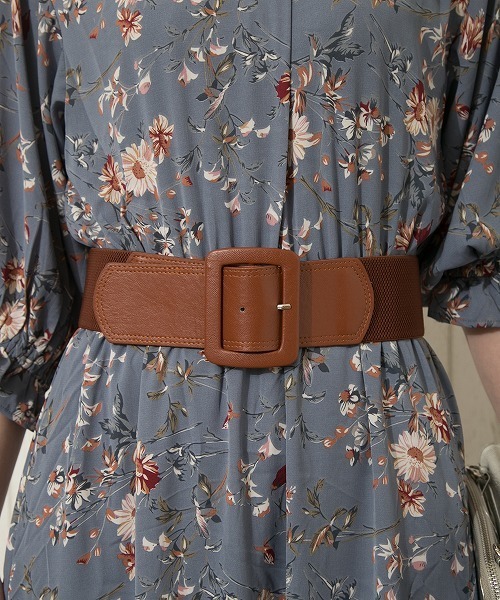 Libby&Rose(リビーアンドローズ)の「くるみバックルラバーベルト(ベルト・レディース・ブラック/キャメル・FREE)」の2枚目の写真