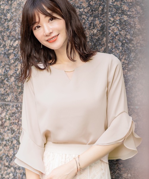 FEERICHELU(フェリーシェル)の「ブラウス シフォン&フリル メタルバー付き FEERICHELU(シャツ/ブラウス・レディース・ホワイト/ブラック/ベージュ/オフホワイト/ピンクベージュ/ブルー・S/M)」の3枚目の写真