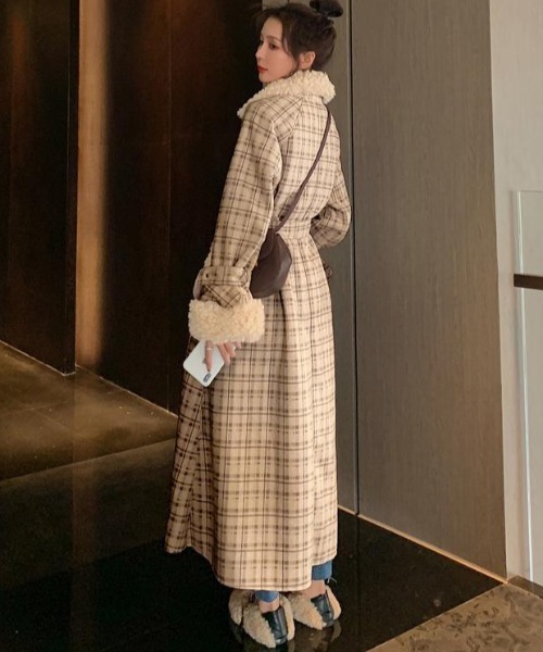 emi+（エミプラス）の「ボアドッキングチェックロングコート