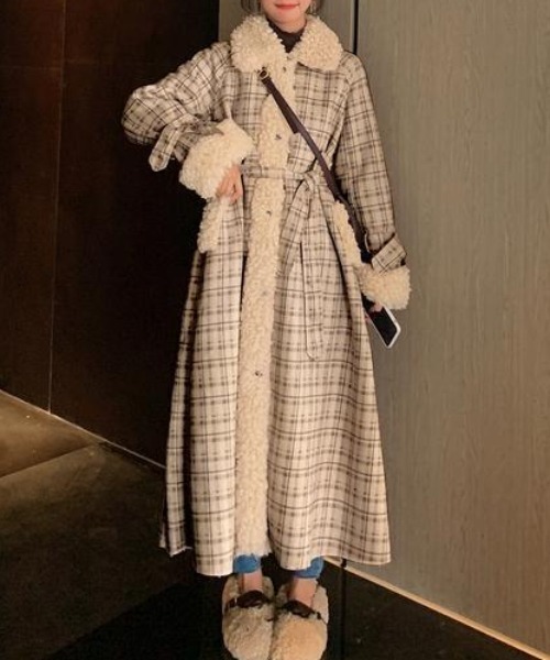 emi+（エミプラス）の「ボアドッキングチェックロングコート