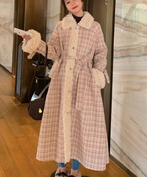 emi+（エミプラス）の「ボアドッキングチェックロングコート