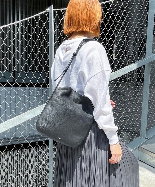 Beau're(ヴュレ)の「BEAURE ヴュレ カウレザー 薄マチ ショルダー バッグ(ショルダーバッグ・レディース・ブラウン/ブラック/チョコ/キャメル・FREE)」の3枚目の写真