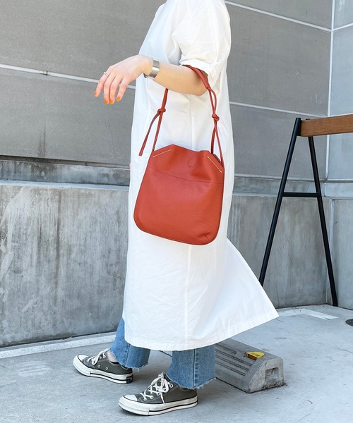 Beau're(ヴュレ)の「BEAURE ヴュレ カウレザー 薄マチ ショルダー バッグ(ショルダーバッグ・レディース・ブラウン/ブラック/チョコ/キャメル・FREE)」の18枚目の写真
