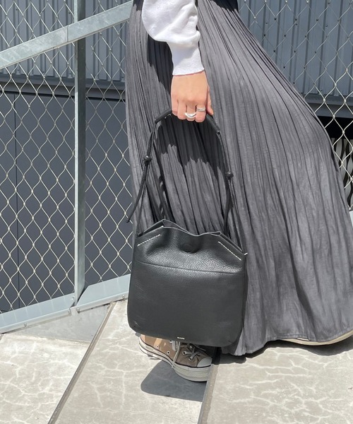 Beau're(ヴュレ)の「BEAURE ヴュレ カウレザー 薄マチ ショルダー バッグ(ショルダーバッグ・レディース・ブラウン/ブラック/チョコ/キャメル・FREE)」の7枚目の写真