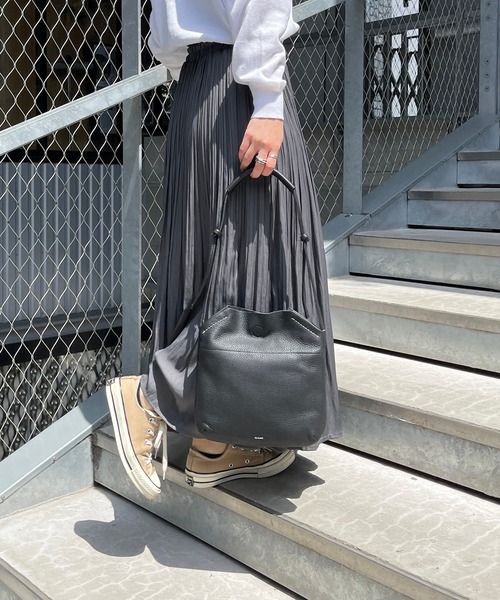 Beau're(ヴュレ)の「BEAURE ヴュレ カウレザー 薄マチ ショルダー バッグ(ショルダーバッグ・レディース・ブラウン/ブラック/チョコ/キャメル・FREE)」の10枚目の写真
