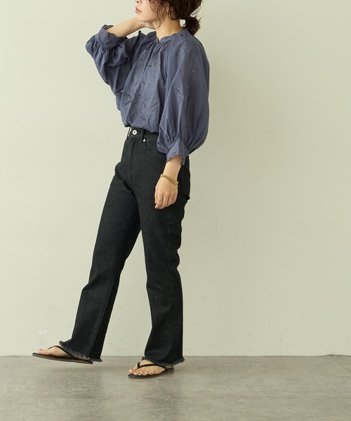 natural couture（ナチュラルクチュール）の「【大人ナチュ】ストレッチソフトフレアデニムパンツ（デニムパンツ・レディース・ブラック/ブルー・SMALL/MEDIUM/LARGE）」の6枚目の写真