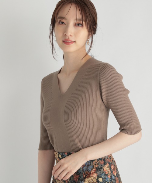 Andemiu(アンデミュウ)の「フロントキリカエVネックニット215626(ニット/セーター・レディース・ブラック/ブラウン/オフホワイト/ブルー・FREE)」の3枚目の写真