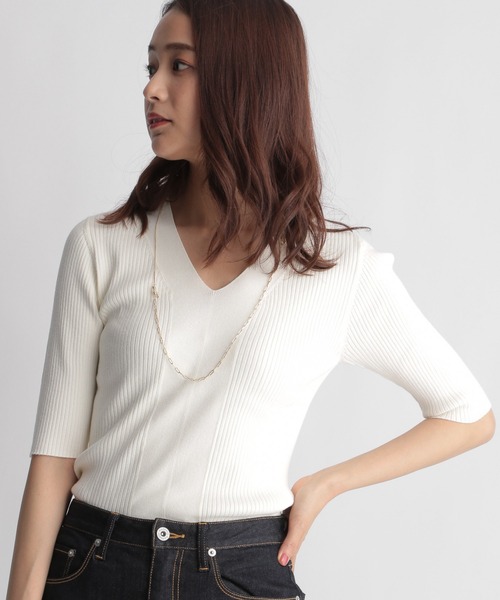 Andemiu(アンデミュウ)の「フロントキリカエVネックニット215626(ニット/セーター・レディース・ブラック/ブラウン/オフホワイト/ブルー・FREE)」の1枚目の写真