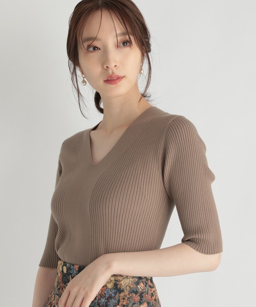 Andemiu(アンデミュウ)の「フロントキリカエVネックニット215626(ニット/セーター・レディース・ブラック/ブラウン/オフホワイト/ブルー・FREE)」の5枚目の写真