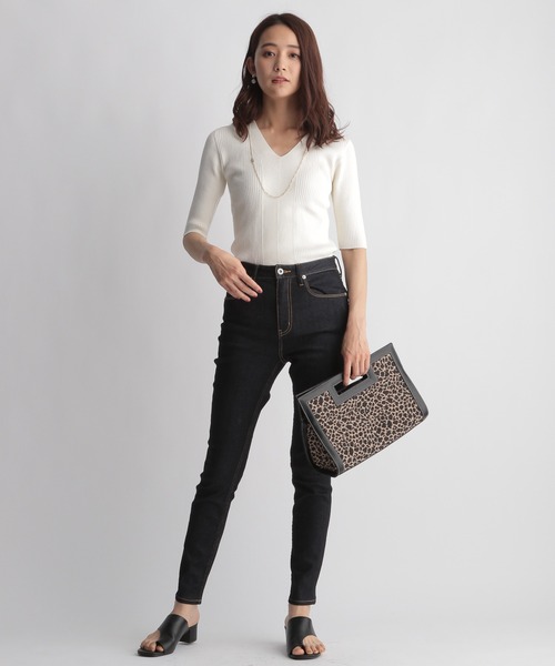 Andemiu(アンデミュウ)の「フロントキリカエVネックニット215626(ニット/セーター・レディース・ブラック/ブラウン/オフホワイト/ブルー・FREE)」の15枚目の写真